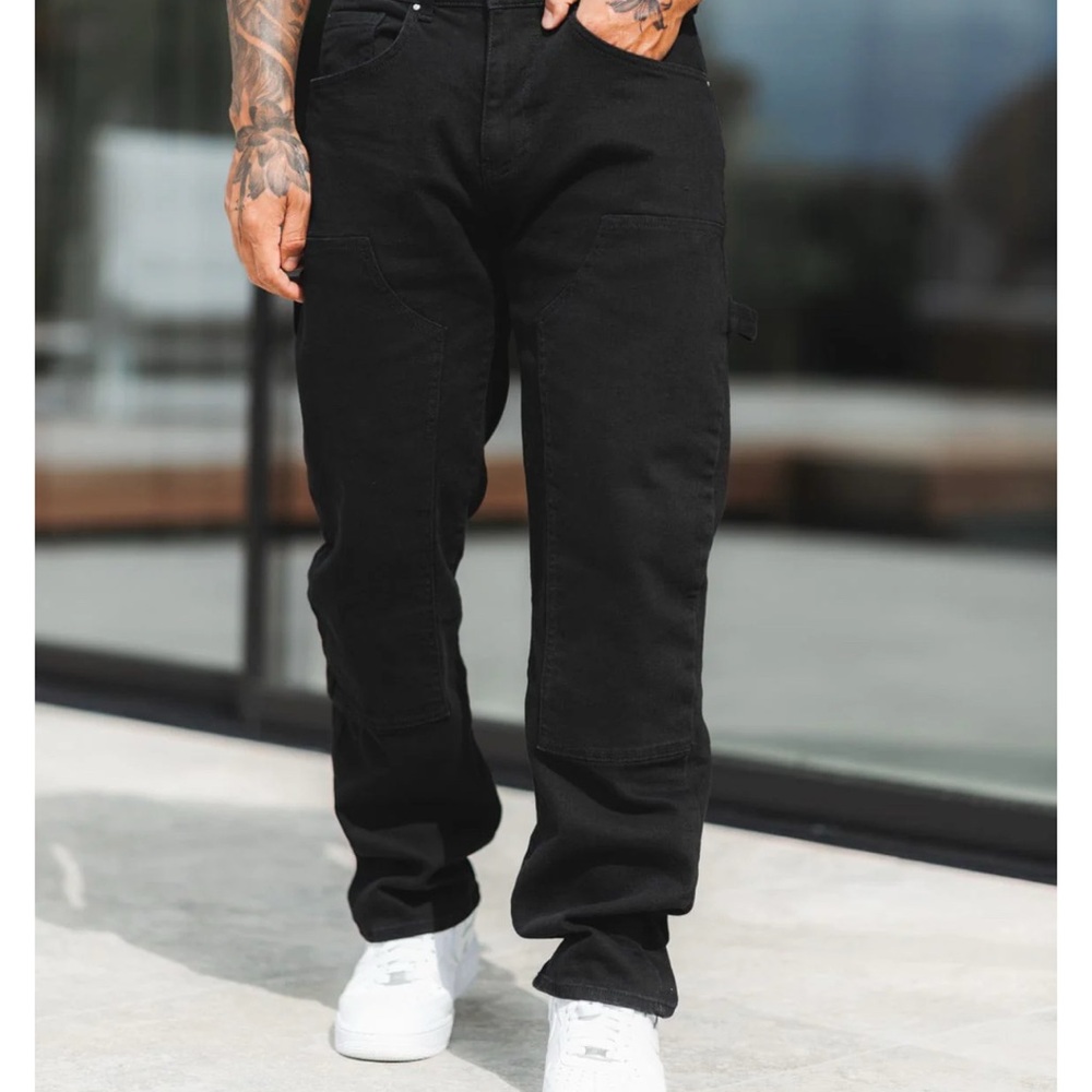 Black Relaxed Fit Jeans with Classic Style